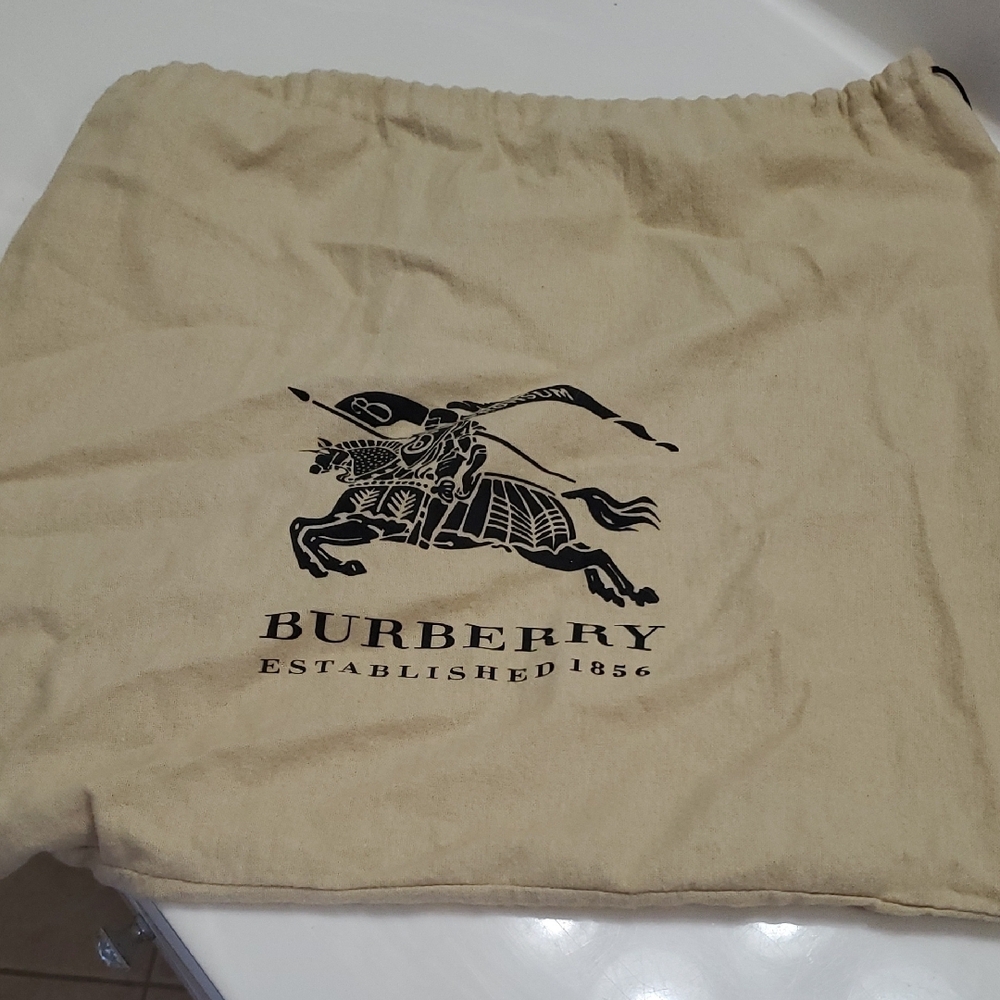 Elegant Burberry Tote Bag With Removable Zipper Pouch And Storage Bag - Picture 4 of 4